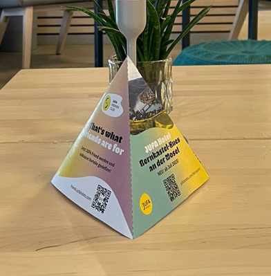 D8060 Dreiecks-Tischaufsteller JFC/BKK/W